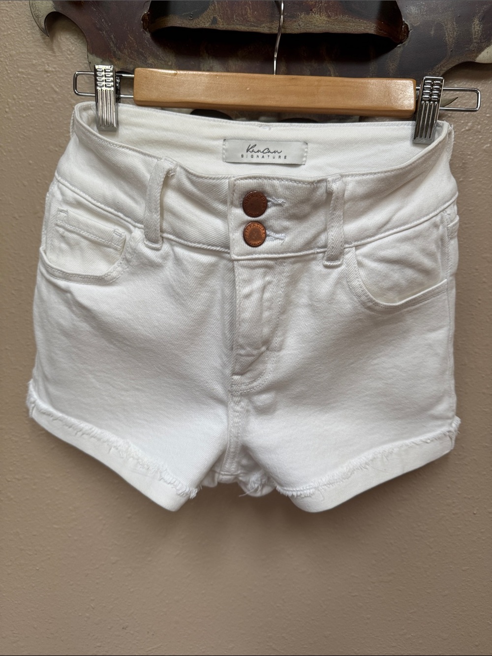 KanCan Signature High Rise Stretch White Denim Shorts – Size 25 🤍